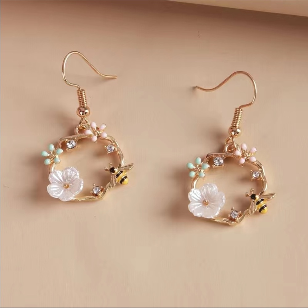•NEW•FLOR•DELICATE FLORAL TOUCH UNIQUE EARRINGS•NWT•